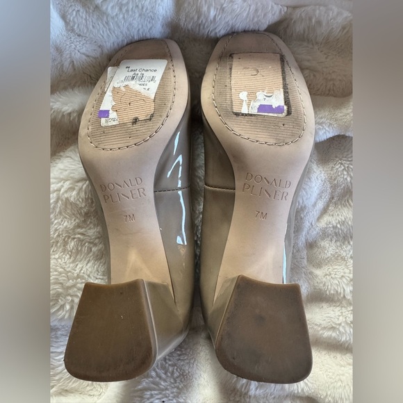 Donald  J Pliner Audrey Pumps. Color: NATURAL. SZ 7.  NWOB - Picture 9 of 9